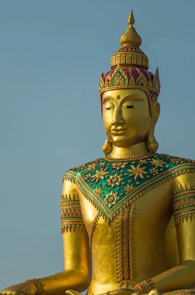 Gouden Beeld Van Boeddha Thaise Stijl Blauwe Hemelachtergrond — Stockfoto