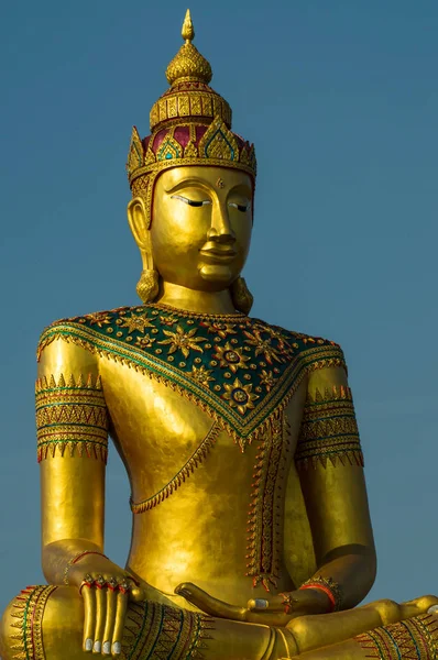 Image Dorée Style Buddha Thai Sur Fond Bleu Ciel — Photo