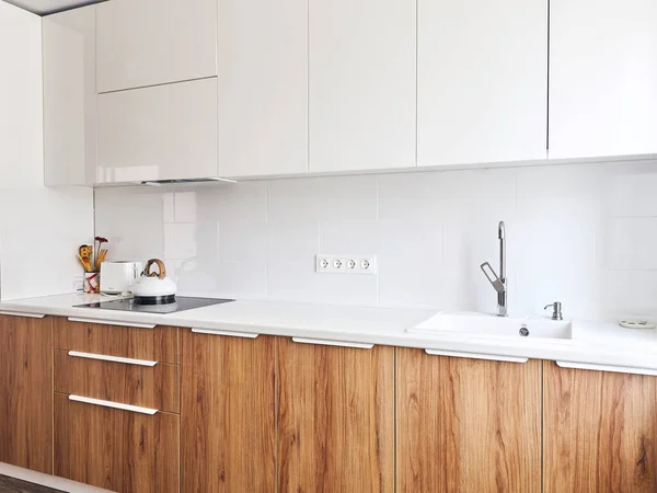 Modern Whit mutfak iç dekorasyonunun ayrıntıları