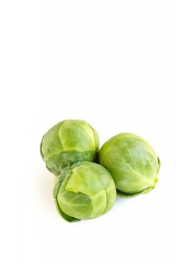 Beyaz arkaplanda taze Brüksel lahanaları