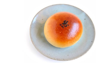 Japon kırmızı fasulye hamur topuz Beyaz arka plan üzerinde plaka üzerinde