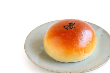 Japon kırmızı fasulye hamur topuz Beyaz arka plan üzerinde plaka üzerinde