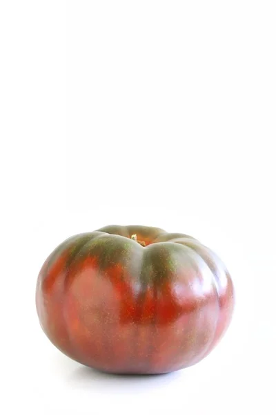 Tomate Russo Preto Fresco Fundo Branco — Fotografia de Stock