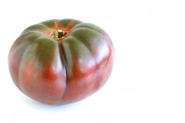 Frische Schwarze Russische Tomate Auf Weißem Hintergrund — Stockfoto
