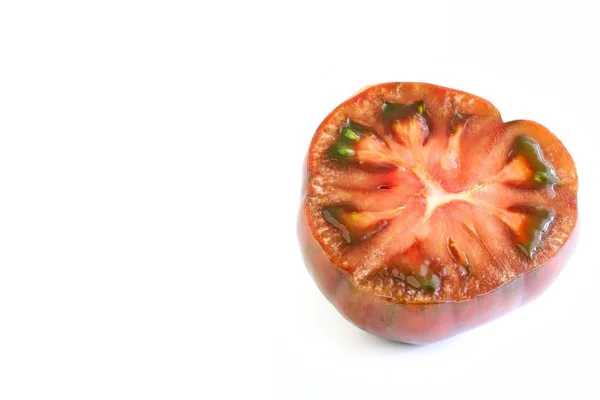 Pomodoro Russo Nero Fresco Tagliato Metà Sfondo Bianco — Foto Stock