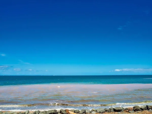 澳大利亚昆士兰州雷德克里夫海滩的红潮变成了水粉红 — 图库照片