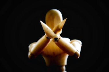 Ahşap çizim oyuncak silah siyah arka plan üzerine geçiş