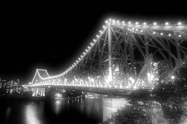 Una Foto Monocromática Story Bridge Brisbane Iluminándose Con Muchas Luces — Foto de Stock