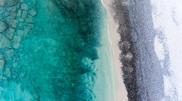 水晶清澈水域的沙子 岩石和海洋图案 — 图库照片