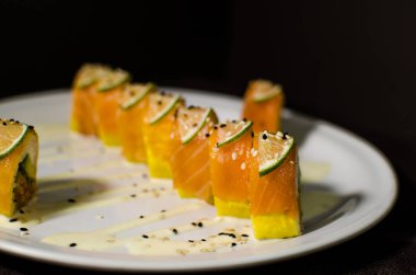 Beyaz plaka ve koyu arka plan suşi rulo