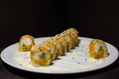 Beyaz plaka ve koyu arka plan suşi rulo