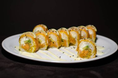 Beyaz plaka ve koyu arka plan suşi rulo