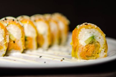 Beyaz plaka ve koyu arka plan suşi rulo