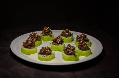 Beyaz plaka ve koyu arka plan suşi rulo