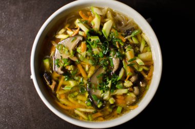 Siyah arka plan beyaz kase çorbaya Shiitake