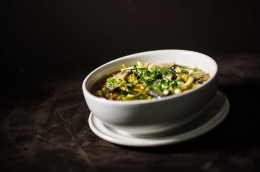 Siyah arka plan beyaz kase çorbaya Shiitake