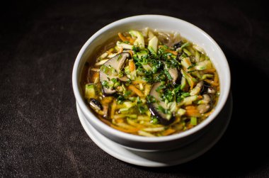 Siyah arka plan beyaz kase çorbaya Shiitake