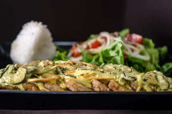 黑色背景的日本煎锅配沙拉和大米 — 图库照片
