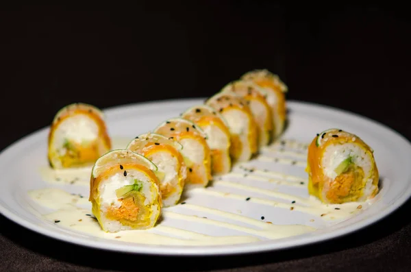 Rouleaux Sushi Plaque Blanche Fond Foncé — Photo