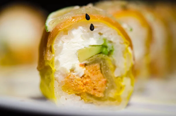 Rouleaux Sushi Plaque Blanche Fond Foncé — Photo