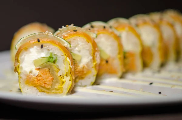 Rouleaux Sushi Plaque Blanche Fond Foncé — Photo