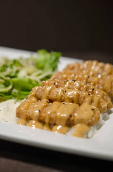 黑色背景的日本煎锅配沙拉和大米 — 图库照片