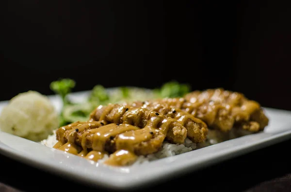 Sartén Japonesa Con Ensalada Arroz Fondo Negro —  Fotos de Stock