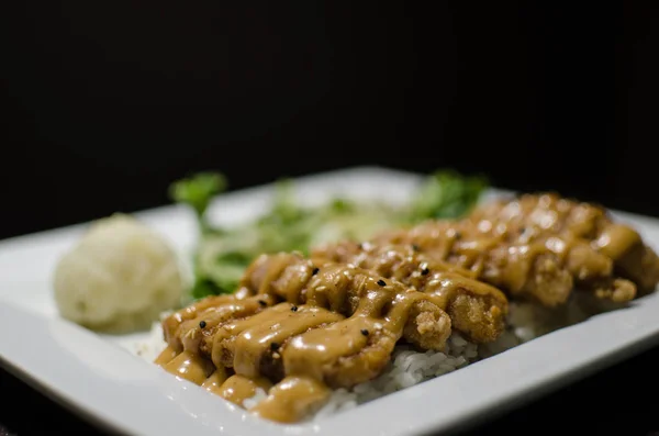 Fritar Panela Japonesa Com Salada Arroz Fundo Preto — Fotografia de Stock