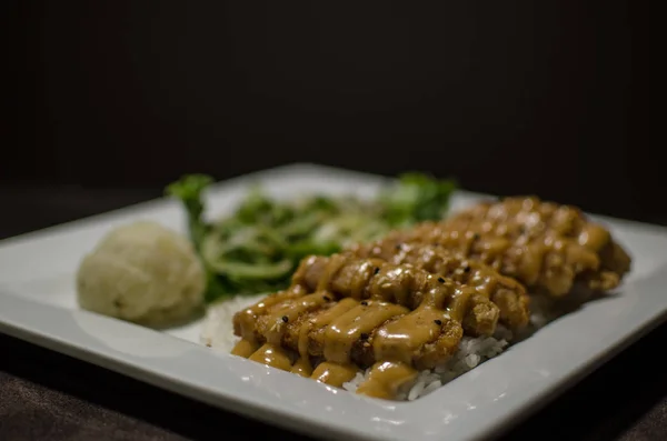 Sartén Japonesa Con Ensalada Arroz Fondo Negro —  Fotos de Stock