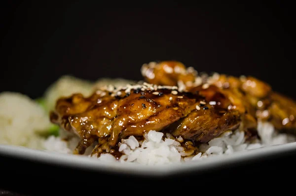 Ayam Teriyaki Piring Putih Dan Tanah Belakang Yang Gelap — Stok Foto