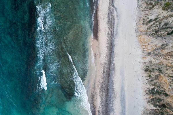 水晶清澈水域的沙子 岩石和海洋图案 — 图库照片