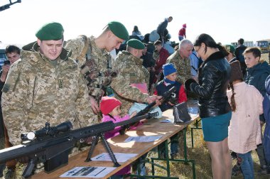 Mozhniakivka, Ukrayna - 14 Ekim 2018: Ukraynalı askerler çocuklar silahlarla Luhansk Bölgesi Mozhniakivka köyü Ukrayna'da Defender günü kutlamaları sırasında bilgi verir.