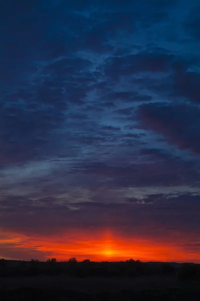 Drammatico Tramonto Con Nuvole Rosse Blu Scuro Cornice Verticale — Foto Stock