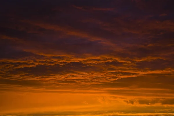 Spettacolari Vivide Nuvole Rosse Che Sono Formate Durante Tramonto — Foto Stock