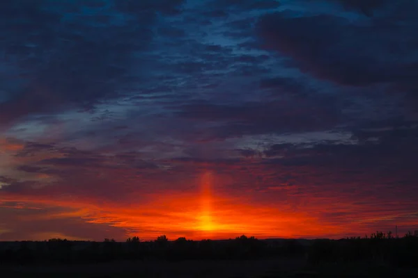 Ένα Θεαματικό Ηλιοβασίλεμα Κόκκινο Και Σκούρο Μπλε Σύννεφα Οριζόντιο Πλαίσιο — Φωτογραφία Αρχείου