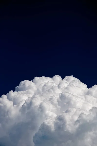 Chmura Jest Tył Słońca Ciemny Błękitne Niebo Ramki Pionowe — Zdjęcie stockowe