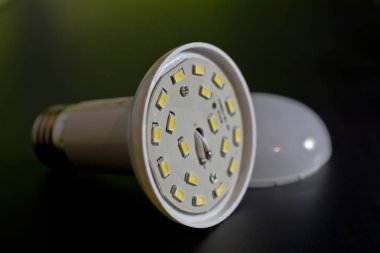 Karanlık bir arka plan üzerinde LED ampul