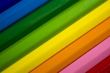  arka planı renkli kalemler