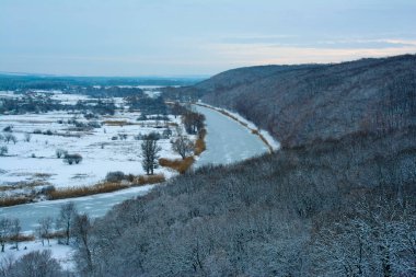 Kış. Karla kaplı ormanın tepesinden, donmuş nehir ve vadiden manzara. Ukrayna 'daki Aidar Nehri. Lugansk bölgesi.