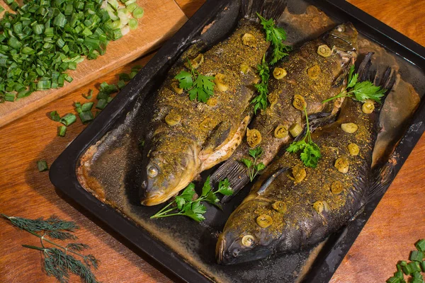 Peixe Tenca Assado Forno Temperado Com Especiarias Cebolas Fritas Folhas Fotos De Bancos De Imagens