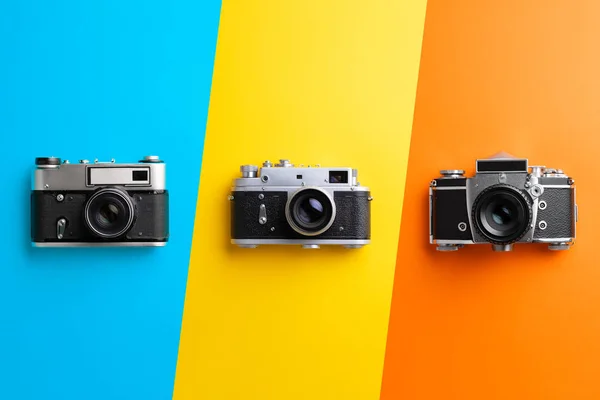 Várias Câmeras Vintage Sobre Fundo Colorido — Fotografia de Stock