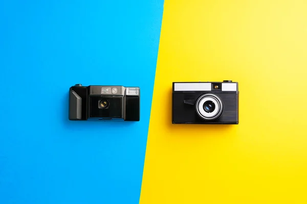 Mehrere Vintage Kameras Vor Buntem Hintergrund — Stockfoto