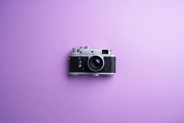 Câmera Vintage Sobre Fundo Roxo — Fotografia de Stock