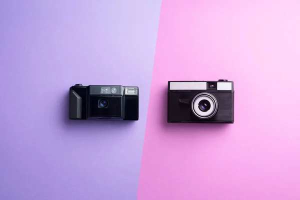 Várias Câmeras Vintage Sobre Fundo Colorido — Fotografia de Stock