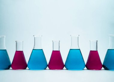 Birden çok erlenmeyer şişeler üzerine açık mavi renkli