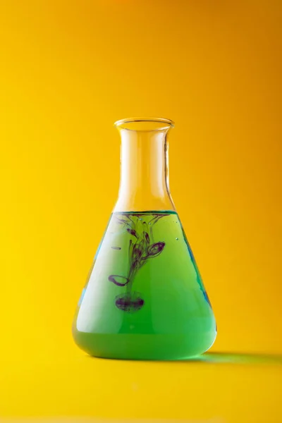 Erlenmeyer Frasco Sobre Fondo Amarillo — Foto de Stock