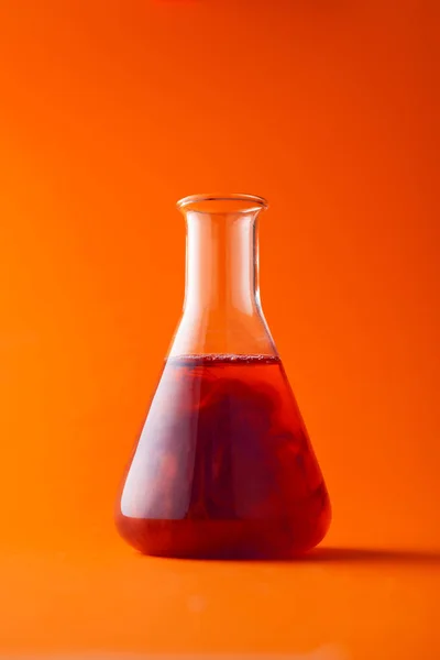 Erlenmeyer Frasco Sobre Fondo Naranja — Foto de Stock