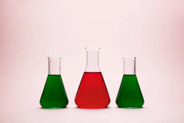 Tres Frascos Erlenmeyer Sobre Fondo Rosa Claro — Foto de Stock