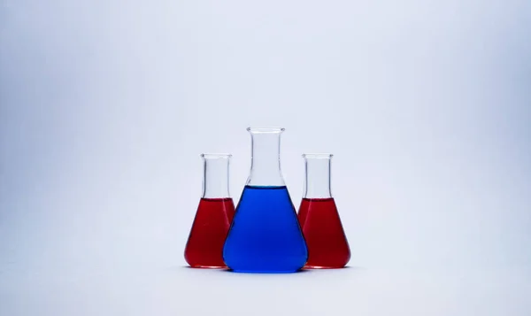 Tres Frascos Erlenmeyer Sobre Fondo Colorido — Foto de Stock