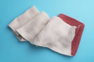 Kış eşarp mavi arka plan üzerinde örgü